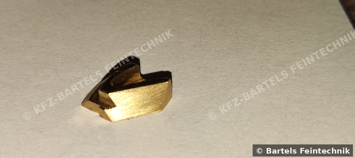 Detailaufnahme eines auf der CNC-Maschine gefertigten Messingteils